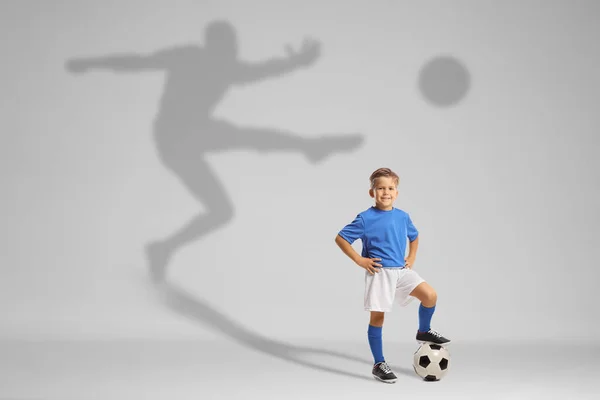 Futbol Formalı Bir Çocuk Arkasında Gölgesi Olan Ünlü Bir Futbolcu — Stok fotoğraf
