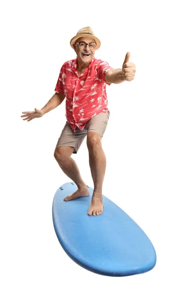 Dojrzały Mężczyzna Turysta Szczycie Deski Surfingowej Gestykulując Kciuki Górę Odizolowany — Zdjęcie stockowe