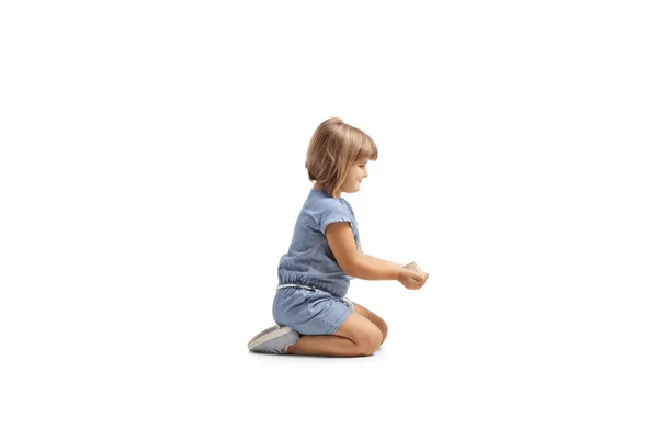 Zdjęcie Małej Dziewczynki Trzymającej Dłoniach Ziarno Klęczącej Białym Tle — Zdjęcie stockowe