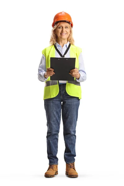 一名身穿安全背心 头戴白色背景安全帽的女工地工程师的全长肖像 — 图库照片