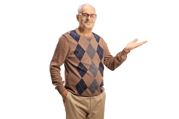 Oudere Man Toont Iets Met Hand Geïsoleerd Witte Achtergrond — Stockfoto