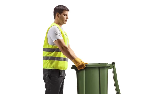 Müllsammler Hält Einen Grünen Mülleimer Isoliert Auf Weißem Hintergrund — Stockfoto