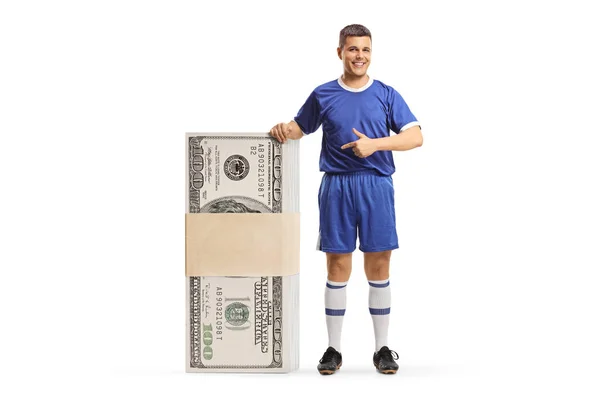 Hombre Una Camiseta Deportiva Apuntando Una Pila Dinero Aislado Sobre — Foto de Stock