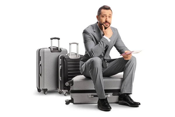 Geschäftsmann Sitzt Auf Einem Koffer Und Wartet Isoliert Auf Weißem — Stockfoto