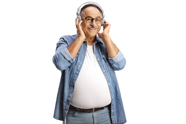 Веселый Зрелый Мужчина Наушниками Слушающий Музыку Белом Фоне — стоковое фото