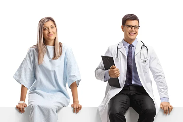 男性医師と女性患者は白い背景に隔離された空白のパネルに座っています — ストック写真