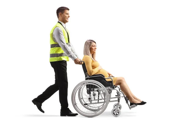 Полнометражный Снимок Работника Аэропорта Идущего Толкающего Беременную Женщину Инвалидном Кресле — стоковое фото