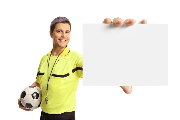 白い背景にボールとブランクカードを持つサッカー審判 — ストック写真