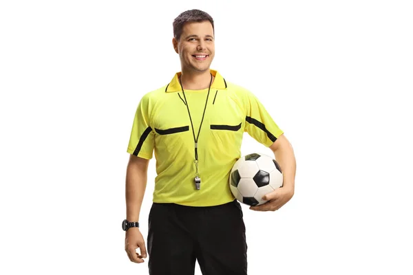 白い背景に隔離されたカメラでボールと笑顔を保持するサッカー審判 — ストック写真