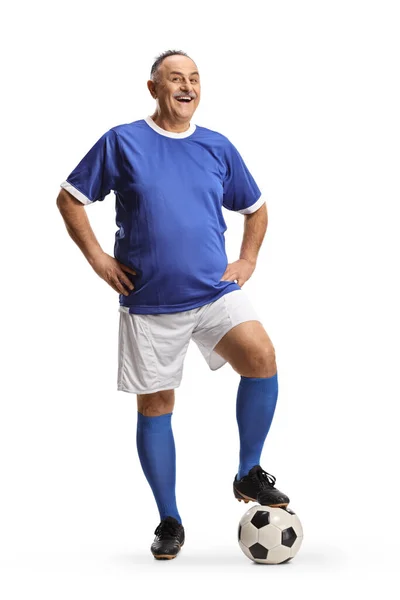 スポーツジャージを着て白い背景に孤立したサッカーに足を踏み入れる大人の笑顔 — ストック写真