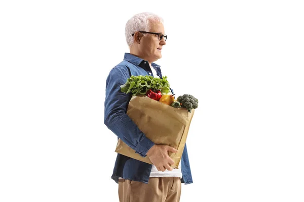 Profilbild Eines Reifen Mannes Mit Einer Einkaufstasche Isoliert Auf Weißem — Stockfoto