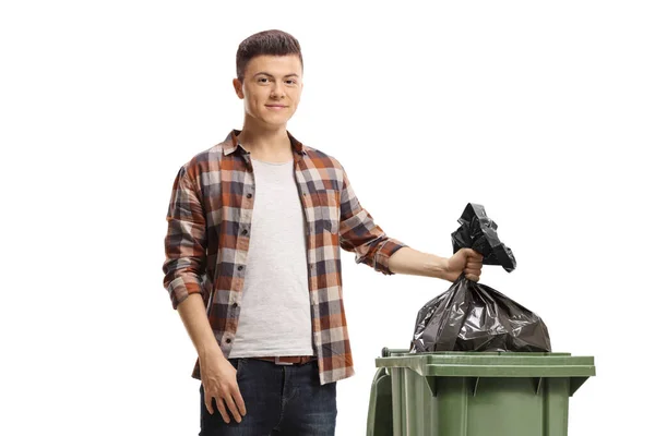 Usmívající Mladý Muž Házet Odpadkový Pytel Koši Izolované Bílém Pozadí — Stock fotografie