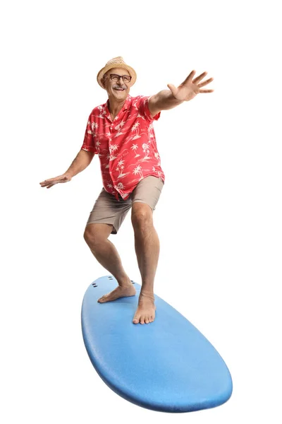幸せな成熟した男性観光客上のサーフィンボード上の白い背景に隔離 — ストック写真
