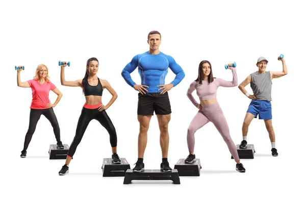 Grupp Personer Som Tränar Steg Aerobic Med Manlig Tränare Isolerad — Stockfoto