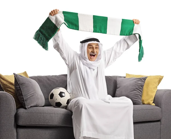 Vrolijke Arabier Man Juichen Met Een Sjaal Zitten Een Bank — Stockfoto