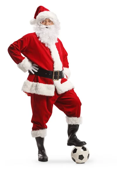 圣诞老人的全长画像 他站在一个被白色背景隔开的足球旁边 — 图库照片