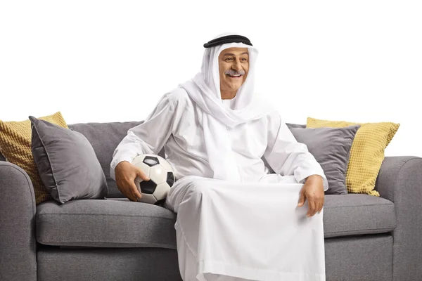 Volwassen Arabische Man Zitten Een Bank Met Een Voetbal Geïsoleerd — Stockfoto