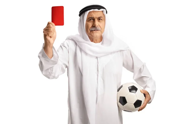 サッカーを保持し 白い背景に隔離された赤いカードを示す民族服のアルゼンチンのアラブ人男性 — ストック写真