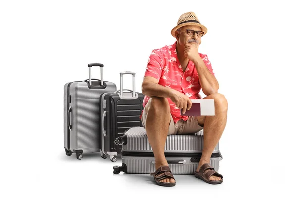 Зрелый Мужчина Торуист Сидящий Чемодане Ожидающий Задержки Рейса Белом Фоне — стоковое фото