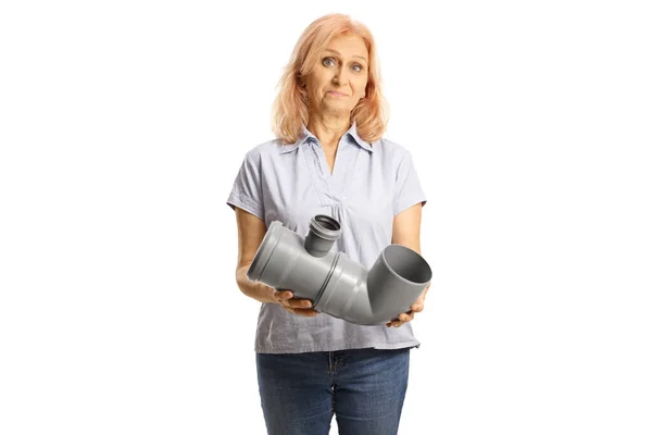 Verwirrte Frau Hält Ein Wasserrohr Aus Kunststoff Isoliert Auf Weißem — Stockfoto