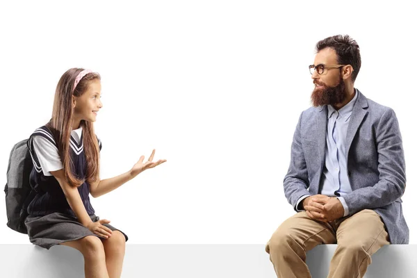 여학생 턱수염을 남자와 배경에 고립된 위에서 이야기하는 — 스톡 사진