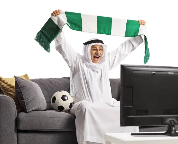 Homem Árabe Feliz Torcendo Com Lenço Assistindo Futebol Sentado Sofá — Fotografia de Stock