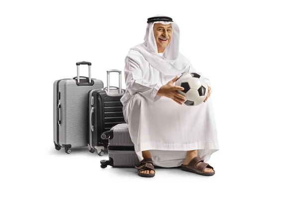 Усміхнений Зрілий Арабський Пасажир Етнічному Одязі Сидить Валізі Тримає Футбол — стокове фото
