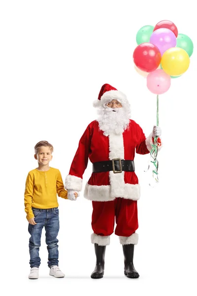 一长串气球牵着手与一个被白色背景隔离的小男孩合影 — 图库照片