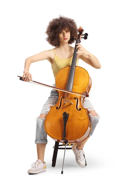 女艺人坐着弹奏大提琴 与白人背景隔离 — 图库照片