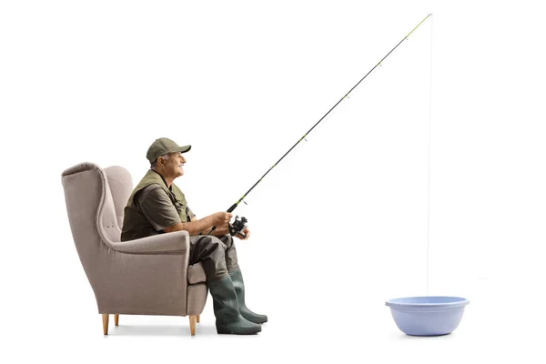 Hombre Sentado Sillón Pescando Tazón Aislado Sobre Fondo Blanco — Foto de Stock