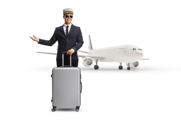 飞行员提着手提箱 在白色背景隔离的飞机前迎接乘客 — 图库照片