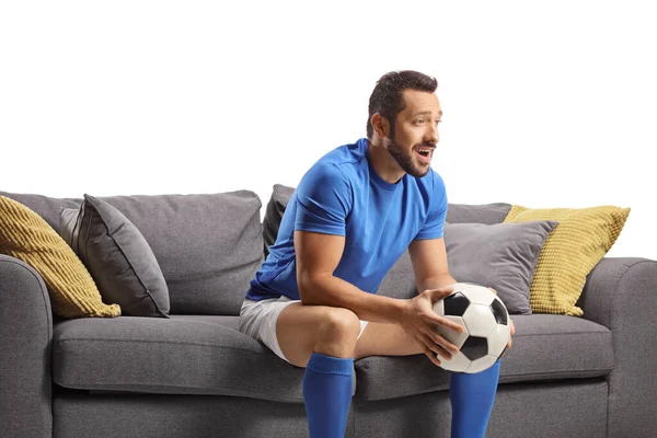 Mladý Muž Sportovním Dresu Drží Míč Sledování Fotbalu Televizi Izolované — Stock fotografie