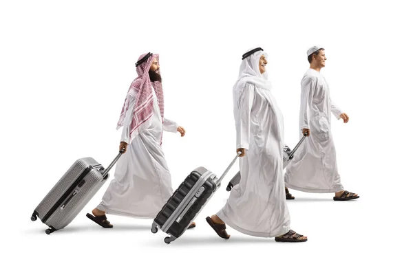 Homens Roupas Árabes Étnicas Andando Puxando Malas Isoladas Fundo Branco — Fotografia de Stock