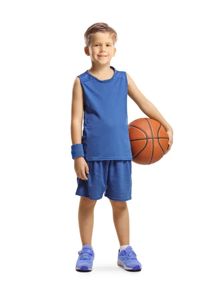 一个身穿蓝色运动衫的男孩拿着篮球 对着被白色背景隔离的摄像机笑着的全长肖像 — 图库照片