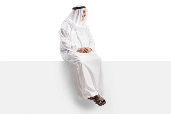 Homem Árabe Manto Étnico Sentado Painel Branco Olhando Para Lado — Fotografia de Stock
