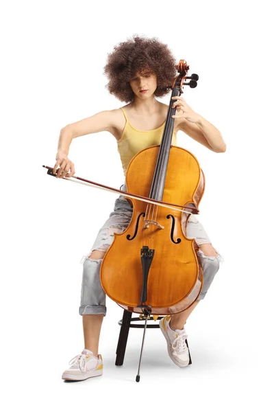 年轻的女艺术家坐在那里弹奏着与白人背景隔离的大提琴 — 图库照片