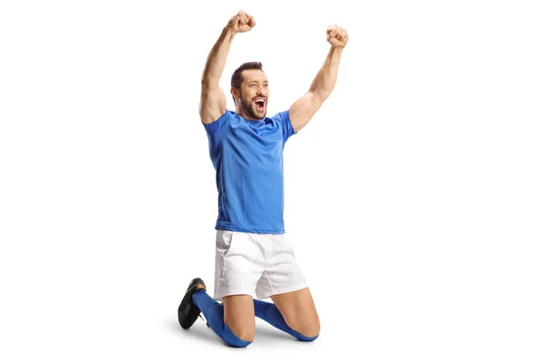 サッカー選手ジェスチャー勝利と膝を白い背景に隔離 — ストック写真