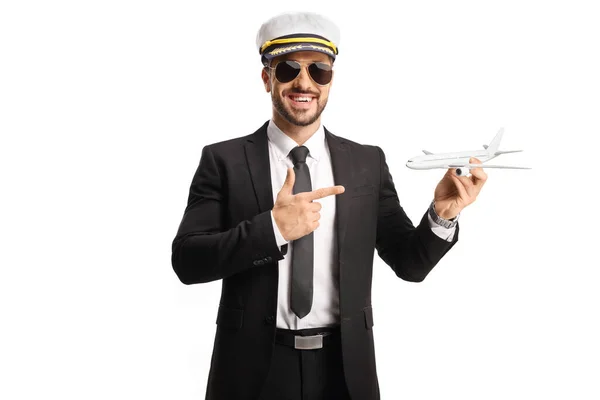 Joven Piloto Sosteniendo Avión Modelo Apuntando Aislado Sobre Fondo Blanco —  Fotos de Stock