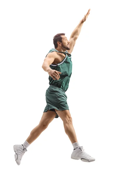 防守型篮球运动员在白色背景下跳跃和表演阻截动作 — 图库照片