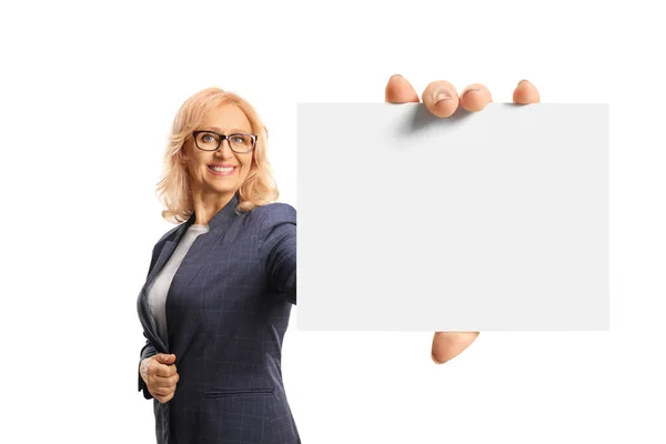 Mature Businesswoman Holding Blank Card Isolated White Background — Stock Photo, Image