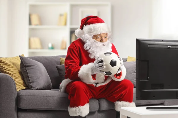 Święty Mikołaj Ogląda Piłkę Nożną Telewizji Wiwatuje Domu — Zdjęcie stockowe