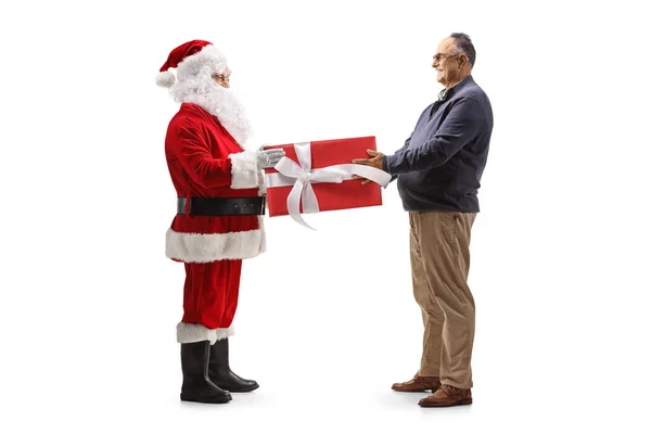 Full Length Profile Shot Santa Claus Παραδίδοντας Ένα Κουτί Δώρου — Φωτογραφία Αρχείου