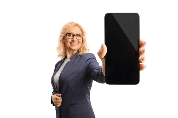 Gammal Affärskvinna Visar Smartphone Skärm Isolerad Vit Bakgrund — Stockfoto
