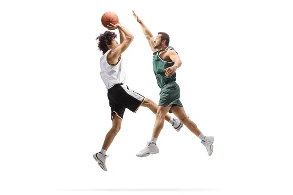 バスケットボール選手がジャンプし 白の背景に隔離された他のプレーヤーへのブロックを実行 — ストック写真