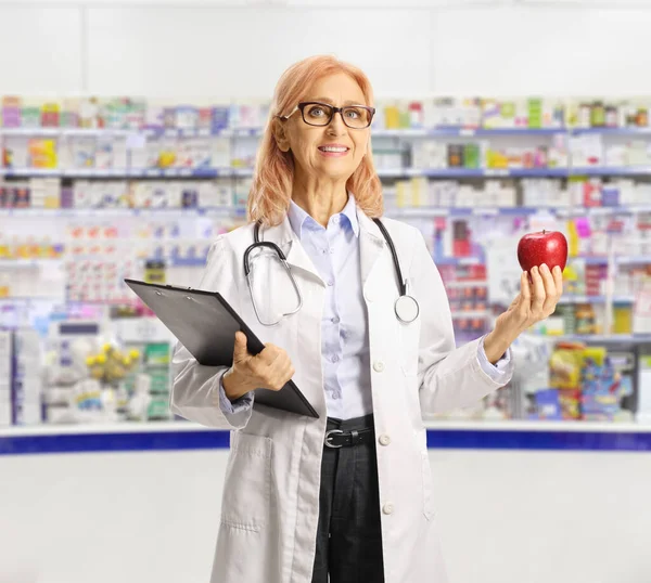 Ženský Lékař Drží Podložku Červené Jablko Lékárně — Stock fotografie