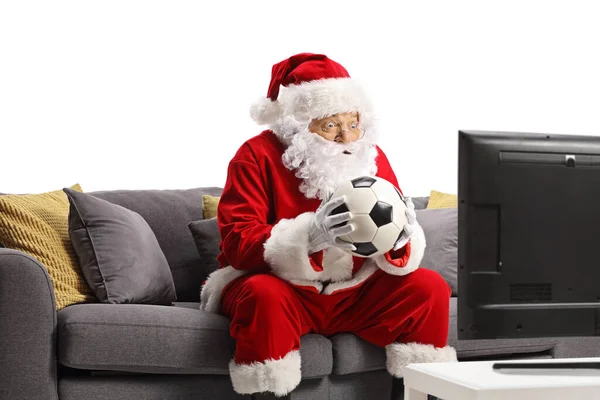 Возбужденный Санта Клаус Смотрит Футбол Телевизору Держит Мяч Изолирован Белом — стоковое фото