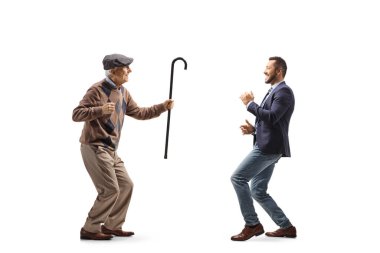 Yaşlı bir babanın beyaz arka planda oğluyla dans ederken tam boy profil çekimi.