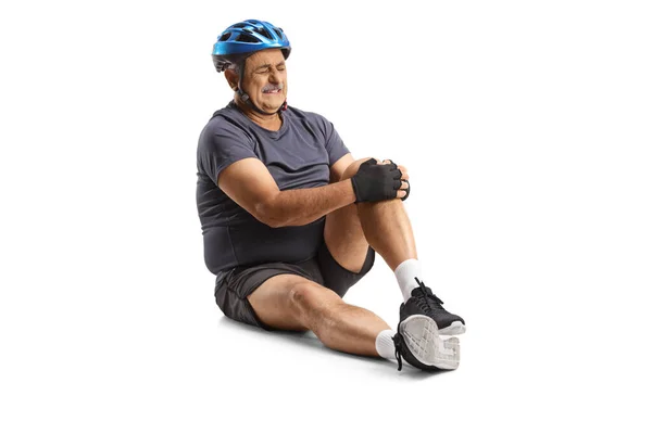 Rijpere Fietser Zit Grond Houdt Zijn Knie Geïsoleerd Witte Achtergrond — Stockfoto