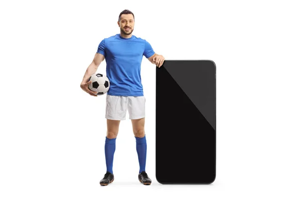 Retrato Comprimento Total Jogador Futebol Que Está Lado Grande Smartphone — Fotografia de Stock