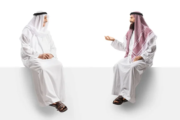 Árabes Sentados Painel Tendo Uma Conversa Isolada Fundo Branco — Fotografia de Stock
